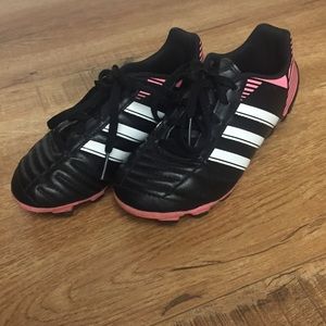 Girls size 12.5 soccer cleats in great condition